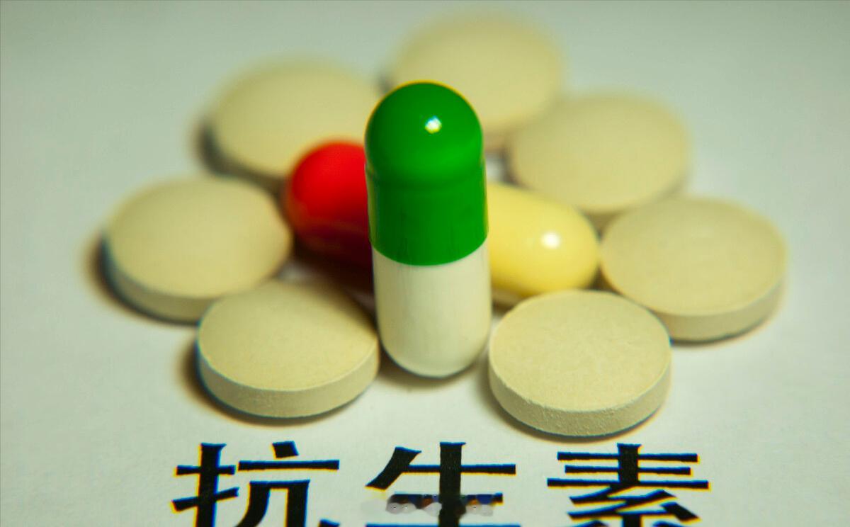 微博辟谣 【感冒吃抗生素就能治好？这是一种常见误区】感冒并不是一种特定疾病，而是