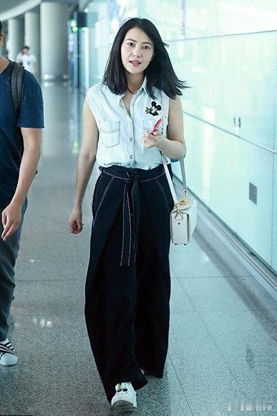 高圆圆气质不凡！无袖衬衫配阔腿裤走机场，简约时髦～ ​​​