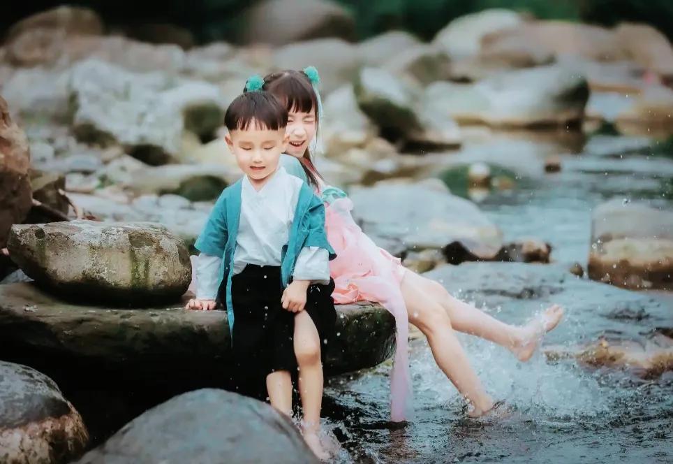 #上联：老头头头是道，求下联：…？#
下联:稚子口口声声。