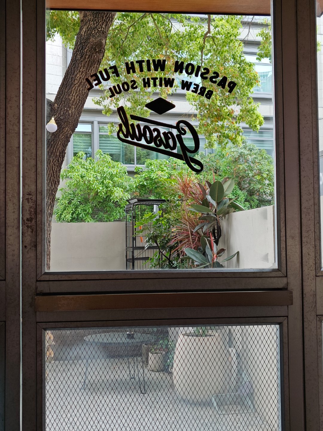 香港居民疯抢国产电动车香港特区政府宣布，实施了8年的电动私家车“一换一”补贴政策