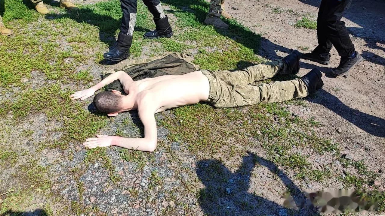 这一幕可能是我们无法体会的。

昨天，俄方和乌方互换了45名战俘，乌方的45名战