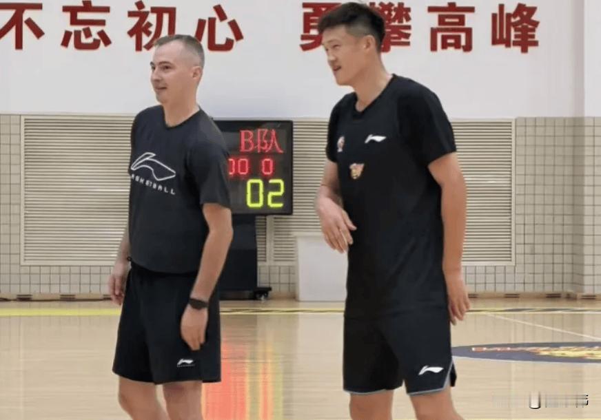 广东男篮新任主教练亚科夫列维奇谈周鹏：

“我对周鹏有所了解，我看了他的履历，看