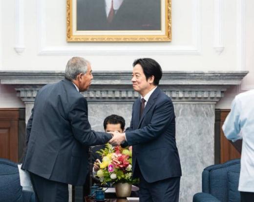 以色列公然踩中国红线！

5月5日，以色列国会前议长利维窜台，当众和“台独”头目