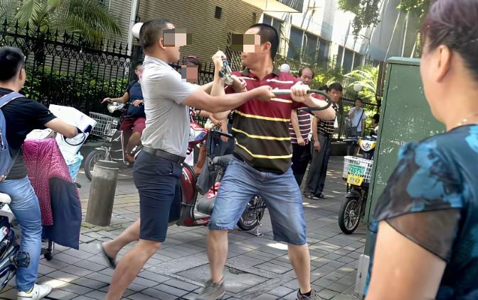 6 月 20 日报道甘肃临潭，一男子带妻子去参加亲戚暖房酒宴，期间，邻桌一醉汉自