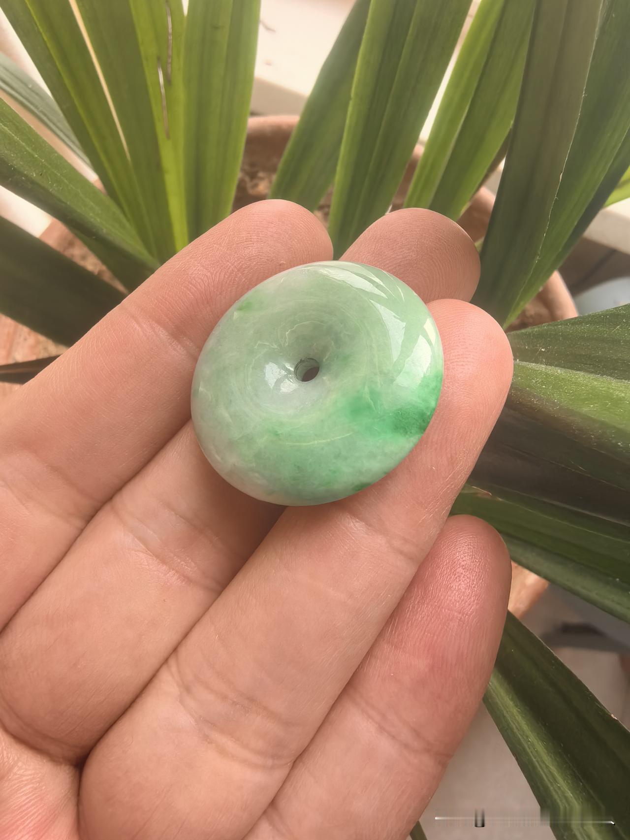 翡翠精品，终身保真，假一赔十！价格美丽有喜欢的吗？