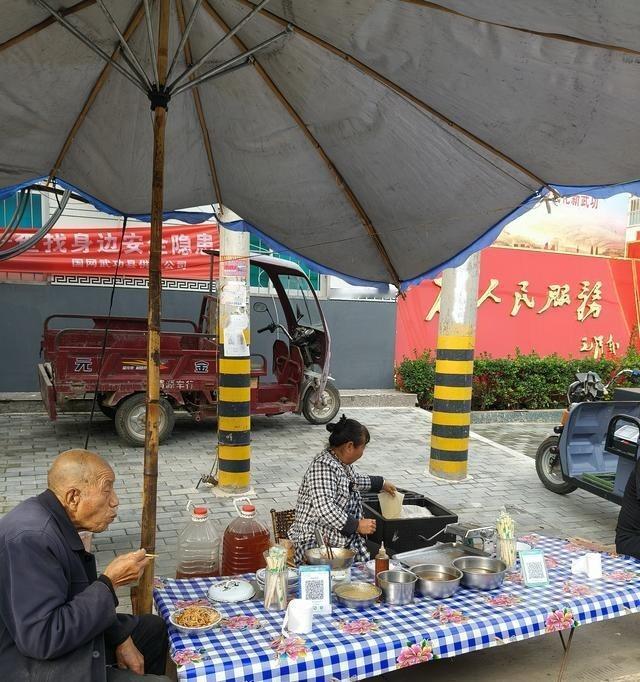 骑电动车七公里去游凤镇赶集，就为图个便宜热闹。这地方逢农历二、五、八有集，人不少