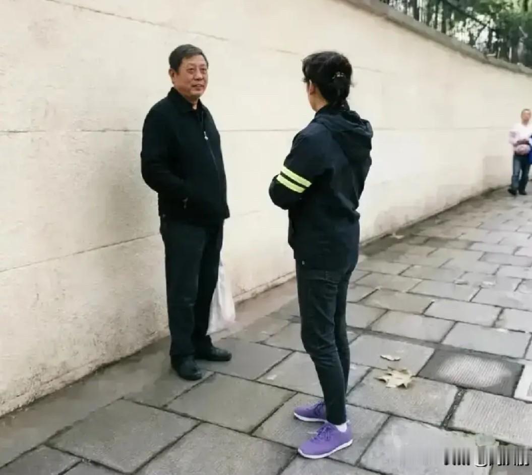 2018年，俞同志卸任后独自去购物，在上海街头被路人认出，他面带微笑，和蔼亲切没