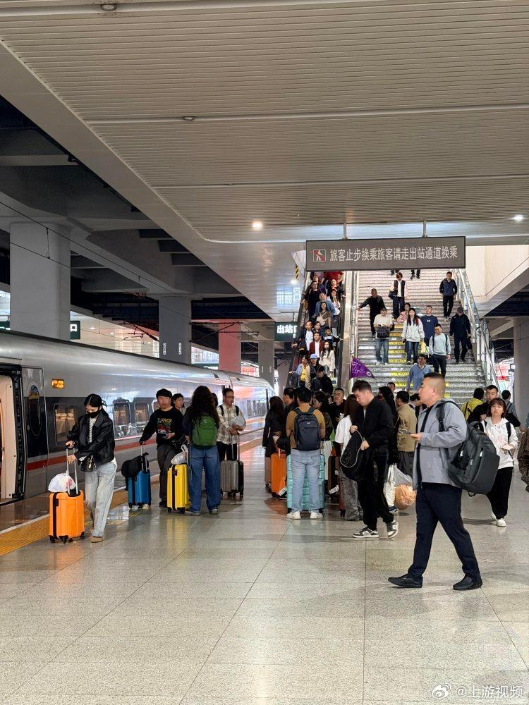 #五一假期首日火车票17日开售#【定好闹钟！“五一”假期首日火车票17日开售】#