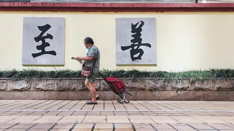 “但行善事，莫问因果”，这道理说着容易，做起来可太难。就像有人好心买了八旬老人的