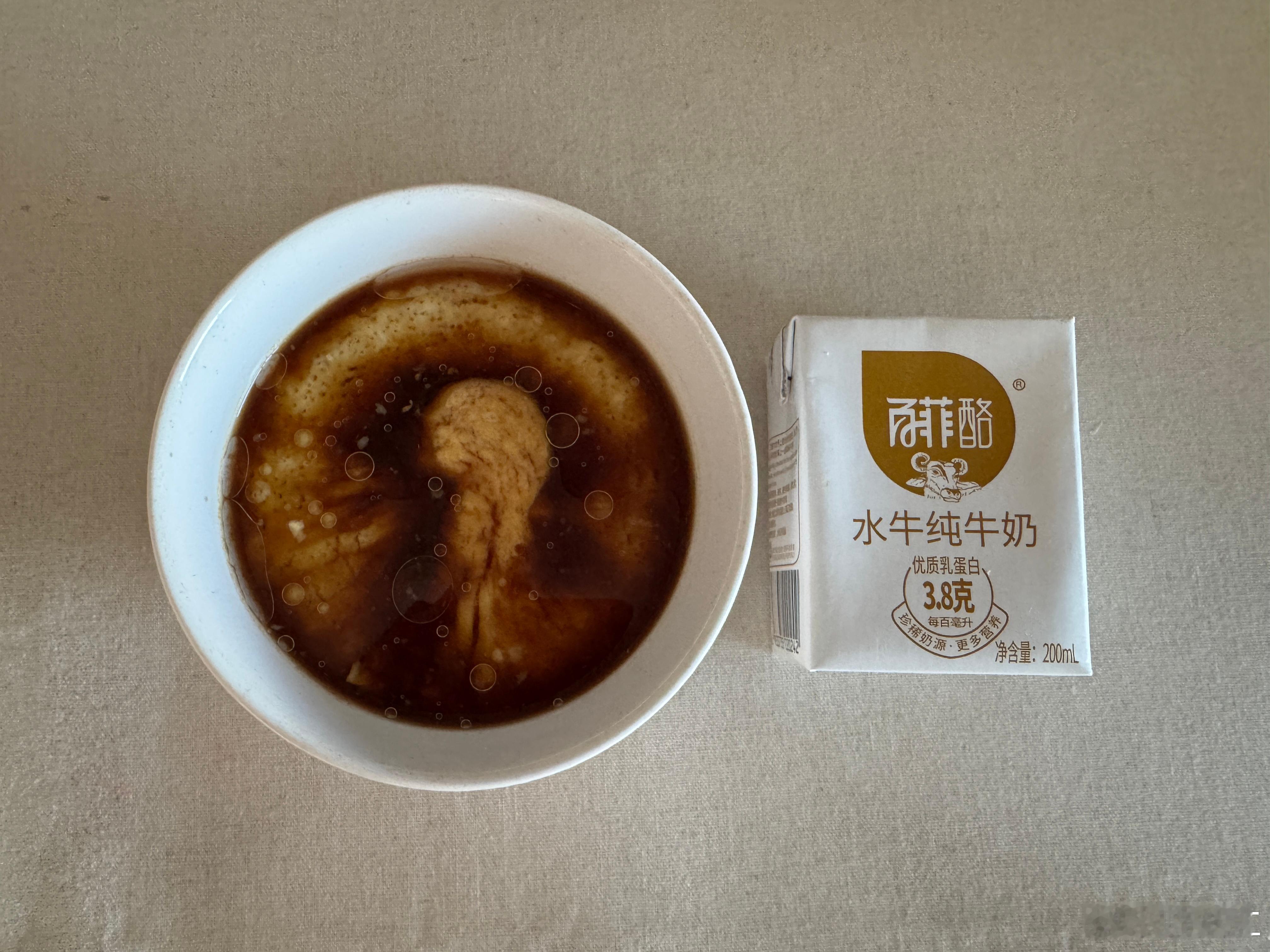 婆媳准备的早餐，蒸鸡蛋和牛奶。 