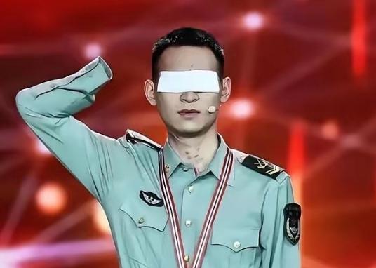 网上有人给杜富国算了一笔账：月津贴三万二，国家分了套一百八十平的房子，水电燃气全