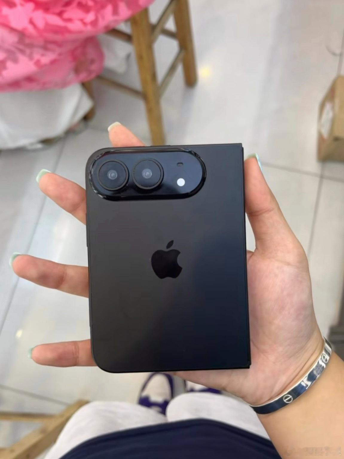 苹果6款新品前瞻，我刚刚刷到iPhone 18 Fold的模型，说实话感觉后边玩