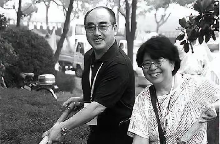 王铎：佐佐木敦子在庄则栋墓地