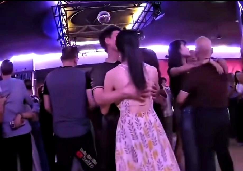 看到网上所谓的“莎莎舞”，陪人跳舞的女士比较漂亮，男士年龄偏大，大多数是中老年油