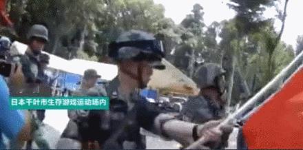 日本青年为啥越来越崇拜中国？不仅出卖国家，还穿着解放军军装，更在街头高喊共产党万