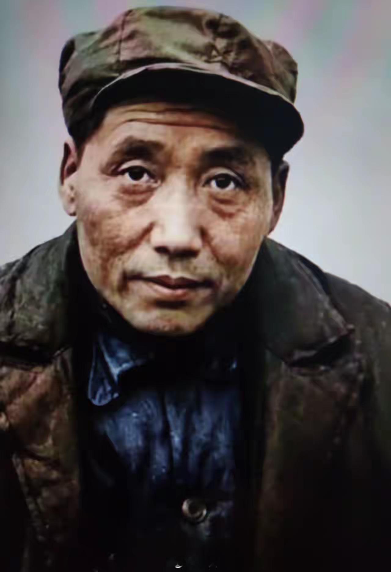 这是毛主席长征刚到达延安时，留下的一张十分珍贵的照片， 消瘦的脸庞，深邃的目光。