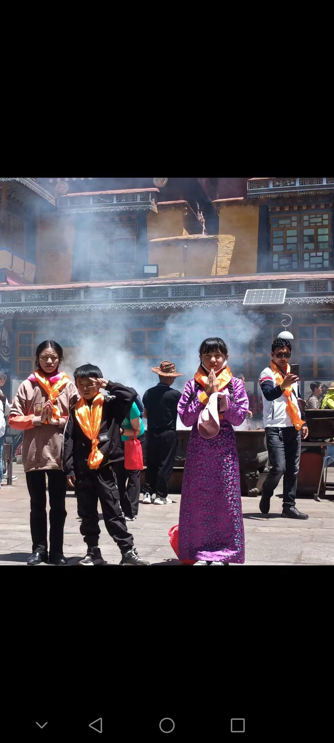 这一年，太多的苦与累，像一场漫长的醒不来的梦。
门外的世界风雨飘摇，门内祈求的不