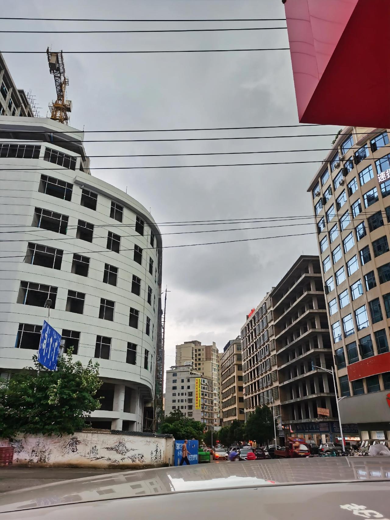 不要怪黑云压顶、大雨滂沱，人生本就风雨兼程，撑好自己的伞，稳住前行的脚步，不怨世