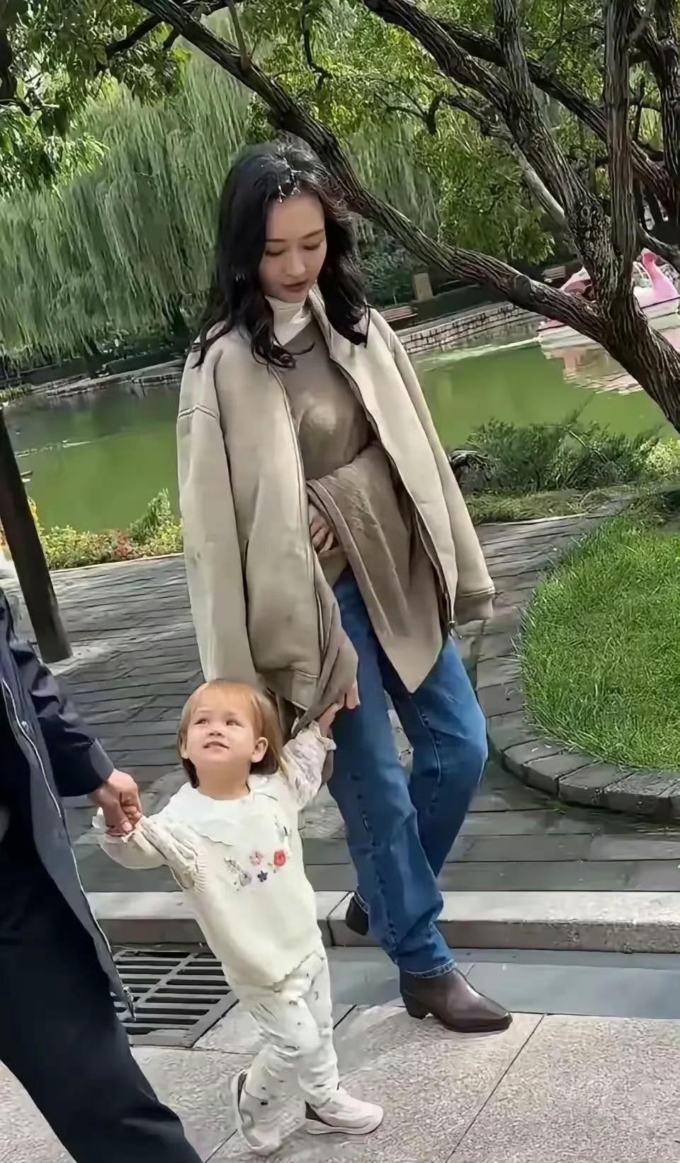 演员王鸥牵女儿外出，女儿首次被外界拍到。
王鸥女儿细长眼睛，眉清目秀的，头发稀黄