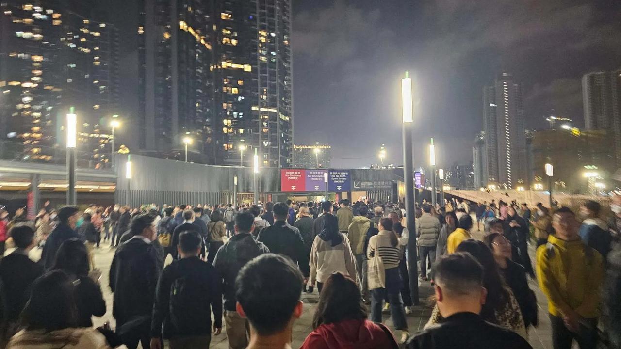 香港启德体育园今晚做压力测试，为开幕做准备。

港府动员6.3万名公务员、政府雇