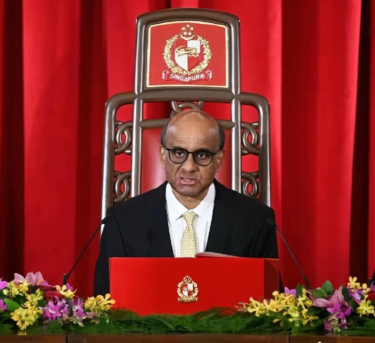 新加坡最近不淡定
总统说，中国对美国要让，不要争
总理说：中国对美国要忍，不还手