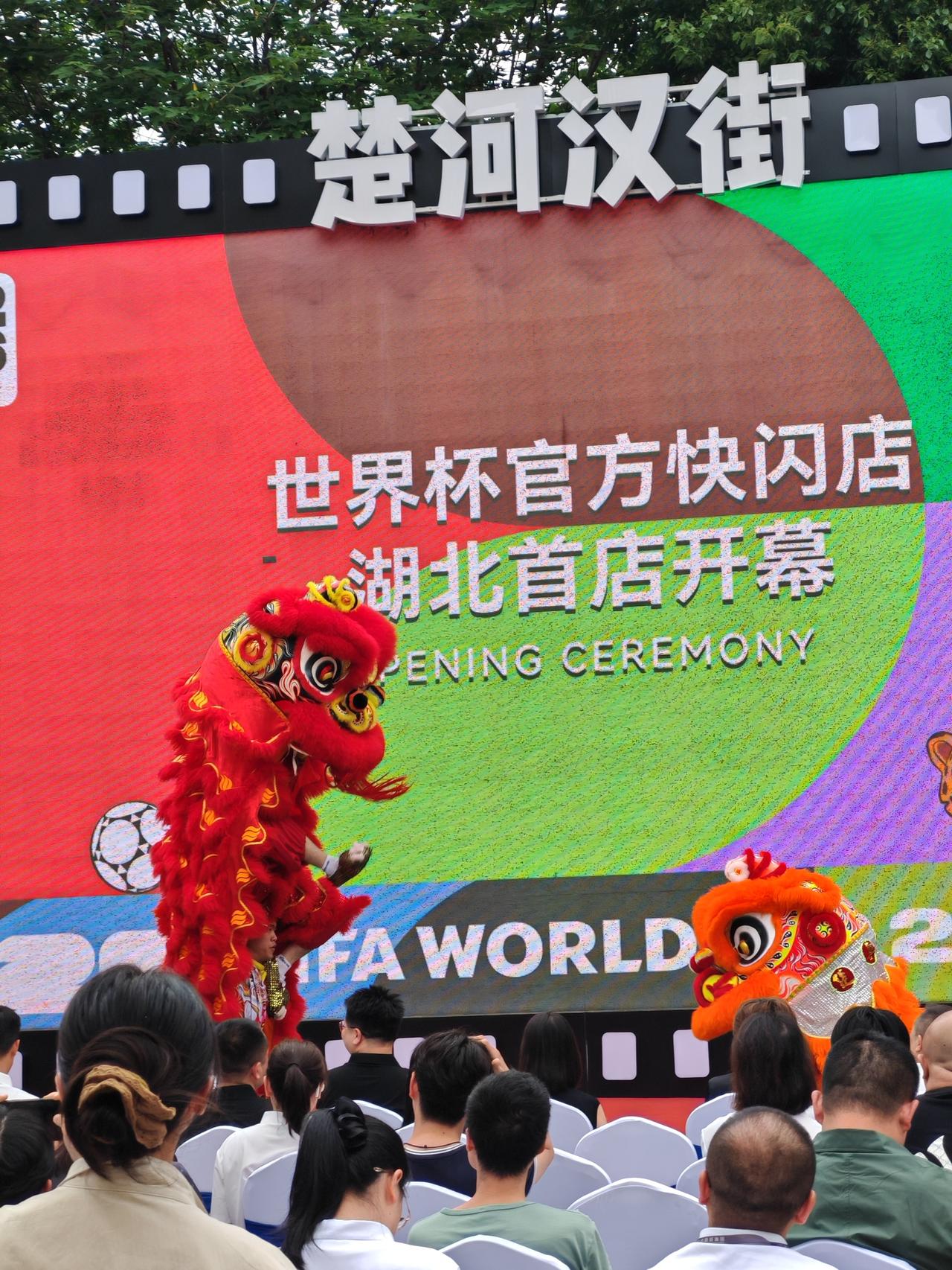 这让我想起武汉新年挂红灯笼的习俗，169条主次干道挂满红灯笼，江岸区居民自发挂灯