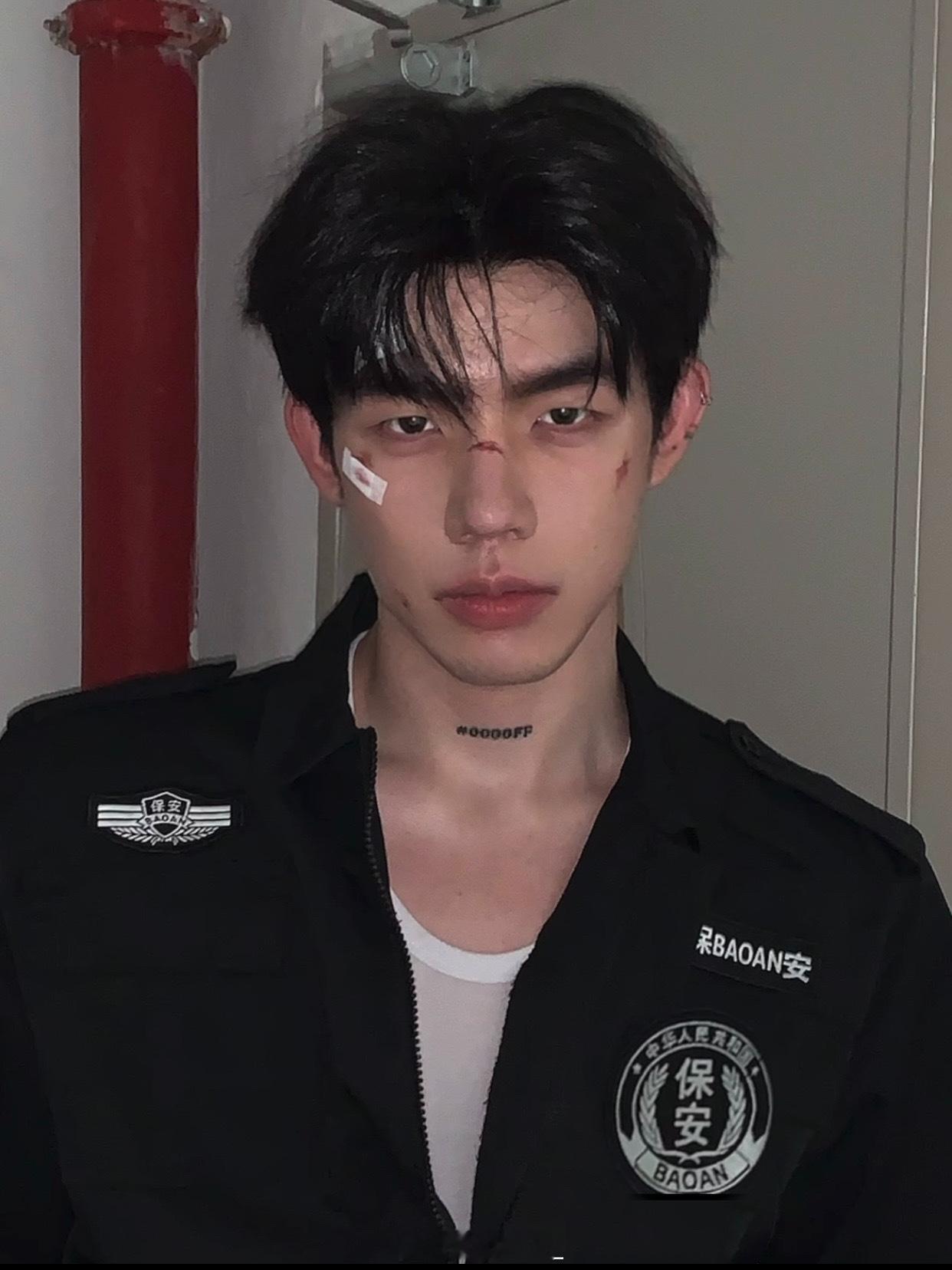 敢对别人摇尾巴我就掐死你 ​​​