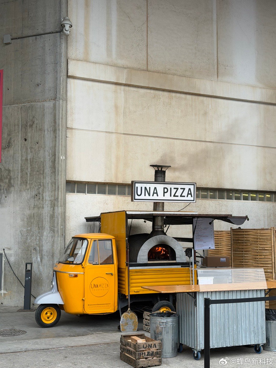 在展馆里问到了劈柴味儿，出门一看，西班牙人是真用木头烤披萨呀 这个披萨三蹦子太萌