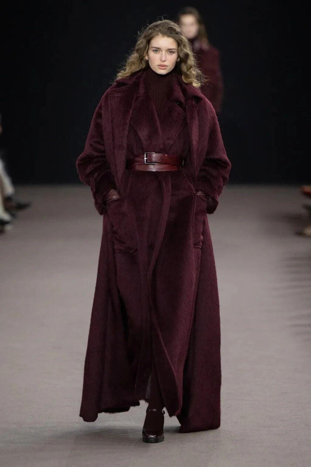 审美提升｜Max Mara2025秋冬秀场
这是气场全开的一期，以勃朗特文学为魂