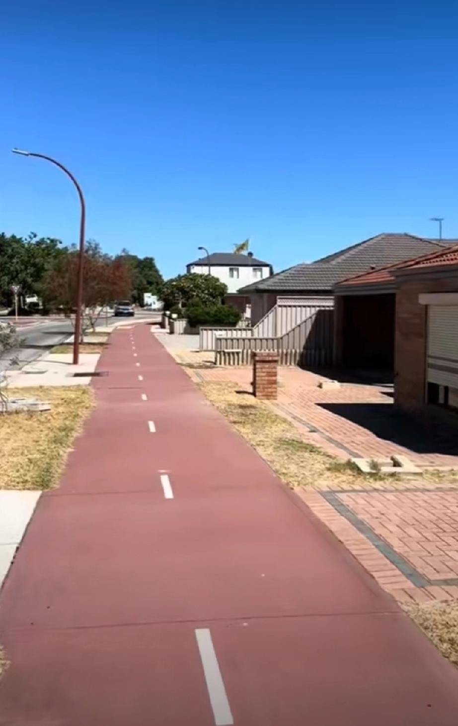 网友在澳大利亚拍到清朝黄龙旗。所以，牢A说得很正确，只不过以往舆论都忽视忽略了。