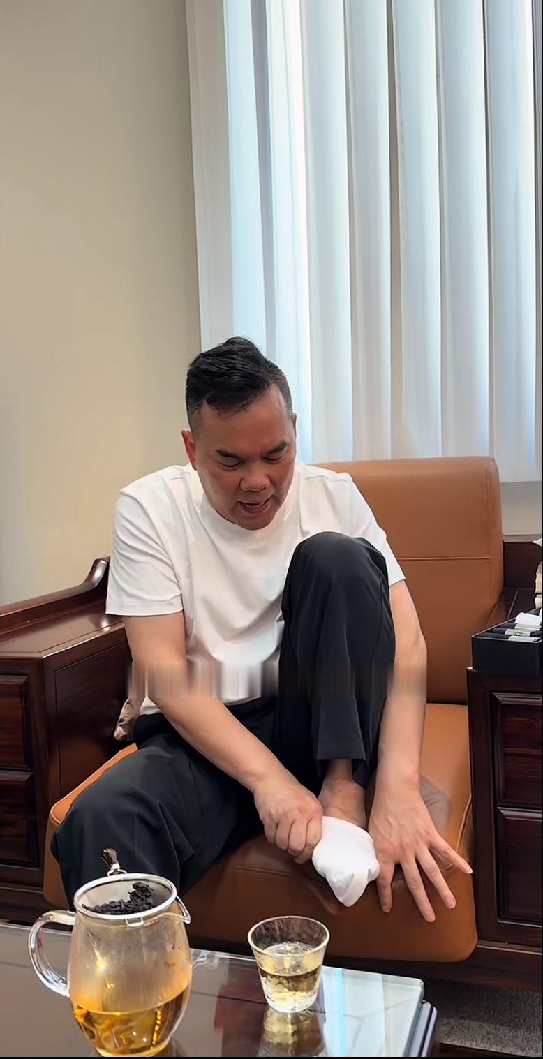 上海阿牛哥，吃相太难看。调侃自己的老师张大炮，都开始没有底线了。

今天他发视频