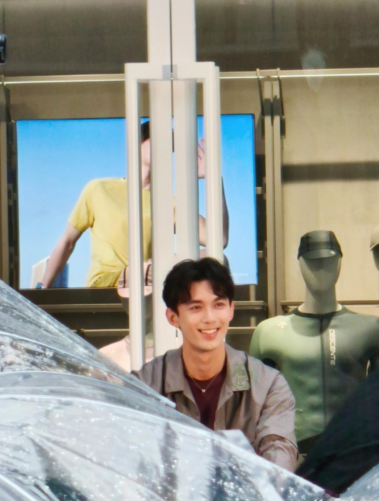 好喜欢乖宝吴磊超话吴磊给粉丝准备了400份雨衣｜吴磊深圳活动给粉丝准备雨衣我回去