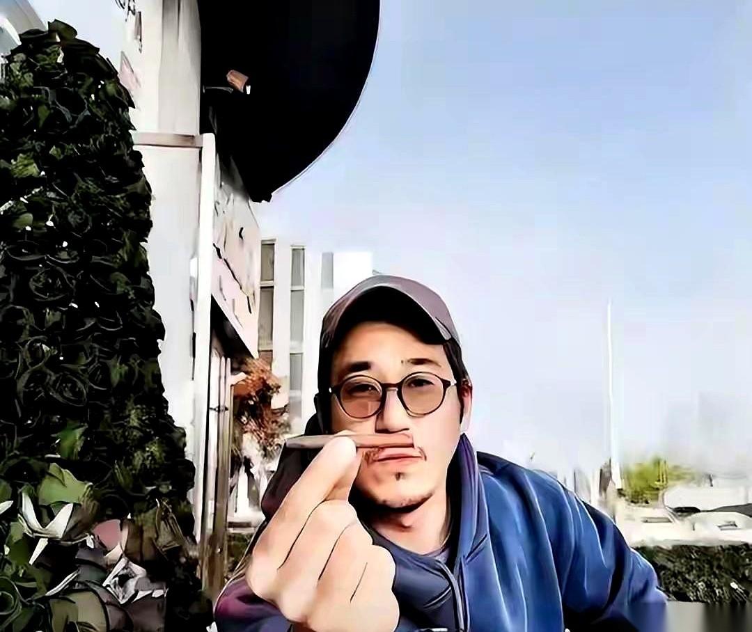 关于张默、张国立和童瑶这三个名字，最近网上传出的几段爆料，拼凑出了一个极度反差的
