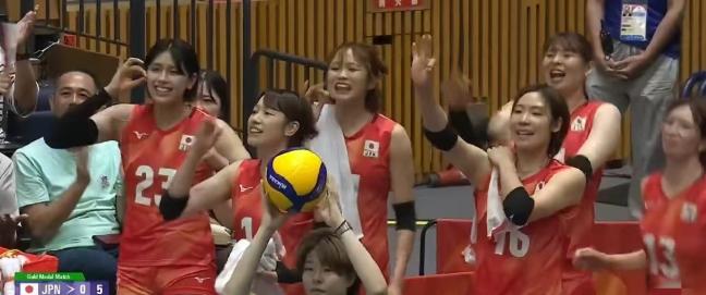 日本女排彻底尴尬了！第三局10:2领先中国女排，日本场上球员、主教练以及替补席又