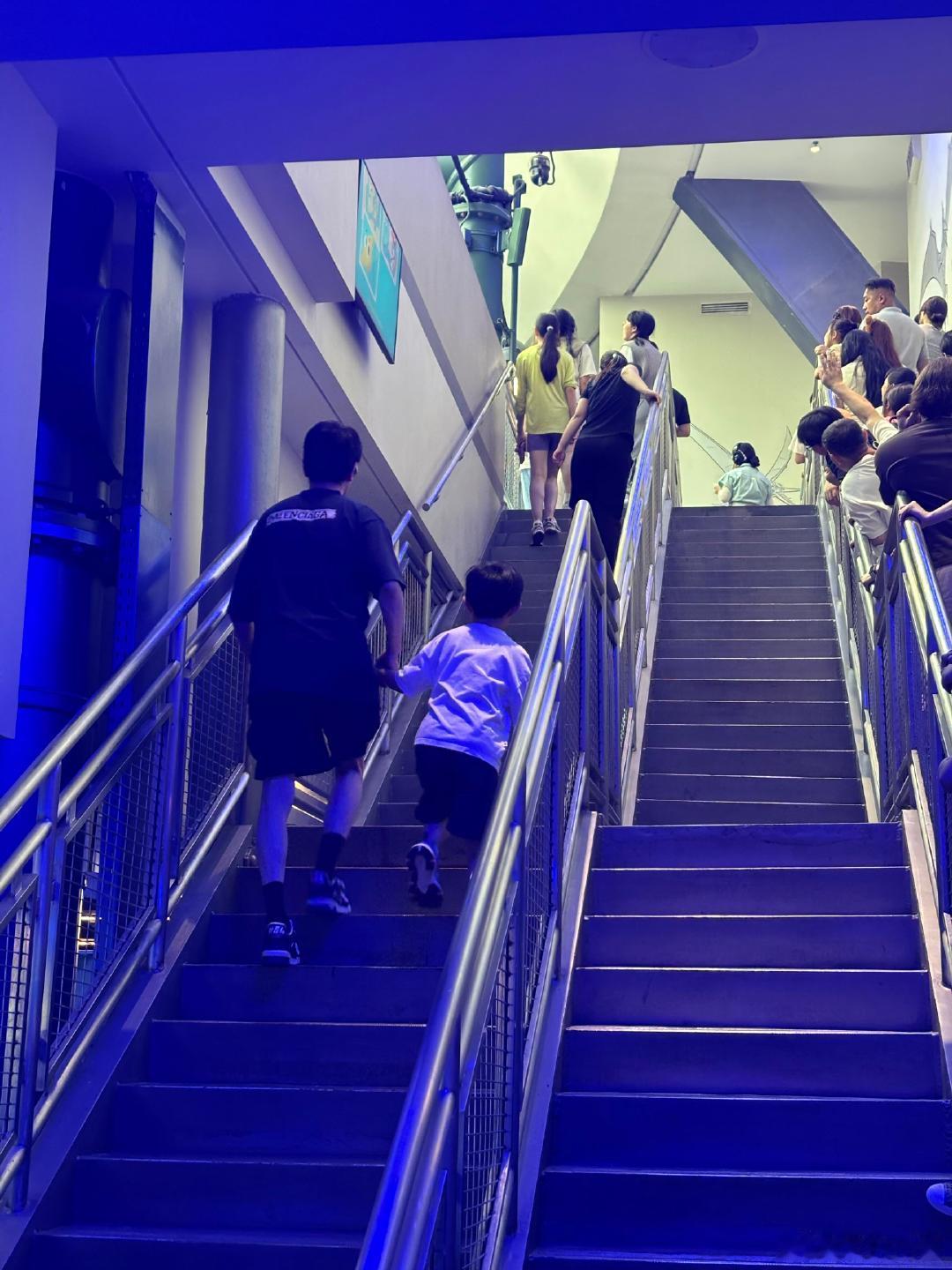冯绍峰带想想游玩环球影城网友环球影城偶遇冯绍峰想想环球影城偶遇率是真的高，这下连