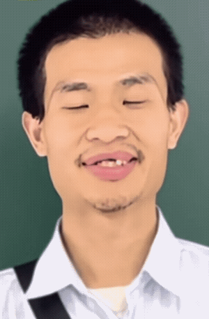 国宝级数学天才韦神今年才34岁，前面的门牙怎么掉了这么多，看上去确实让人心痛。请