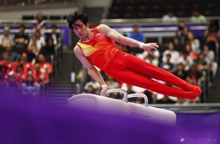 三连冠铸就荣光！中国体操男团站上亚运最高领奖台名古屋亚运会体操男子团体决赛落下帷