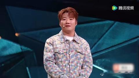 周深去酒吧应聘歌手被拒绝 白小白讲完酒吧演出段子，周深接着分享了自己出道前去酒吧