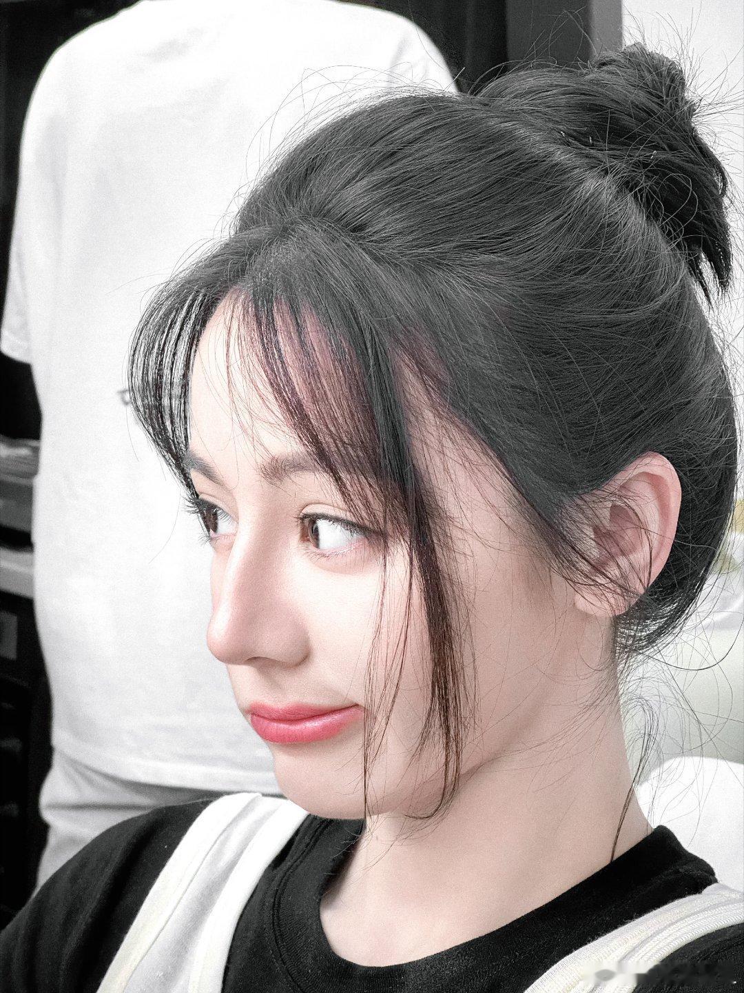 迪丽热巴晒和张小斐合照俩女生友谊久久 