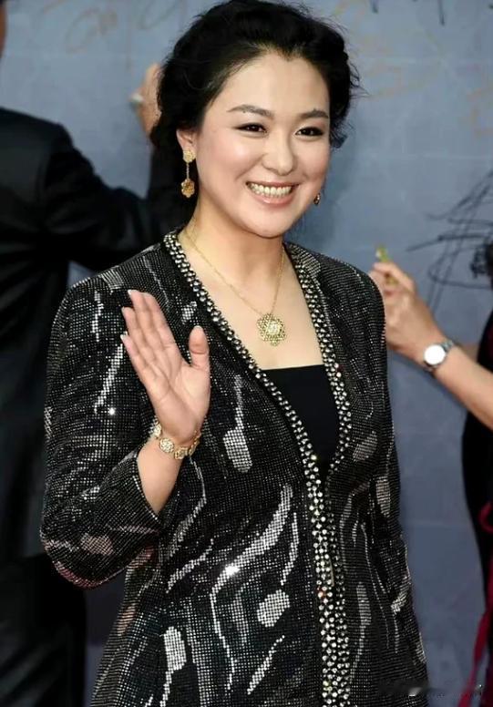 2008年《潜伏》开拍，沈傲君和孙红雷拍完吻戏后，她悄悄地对导演说：我给你100