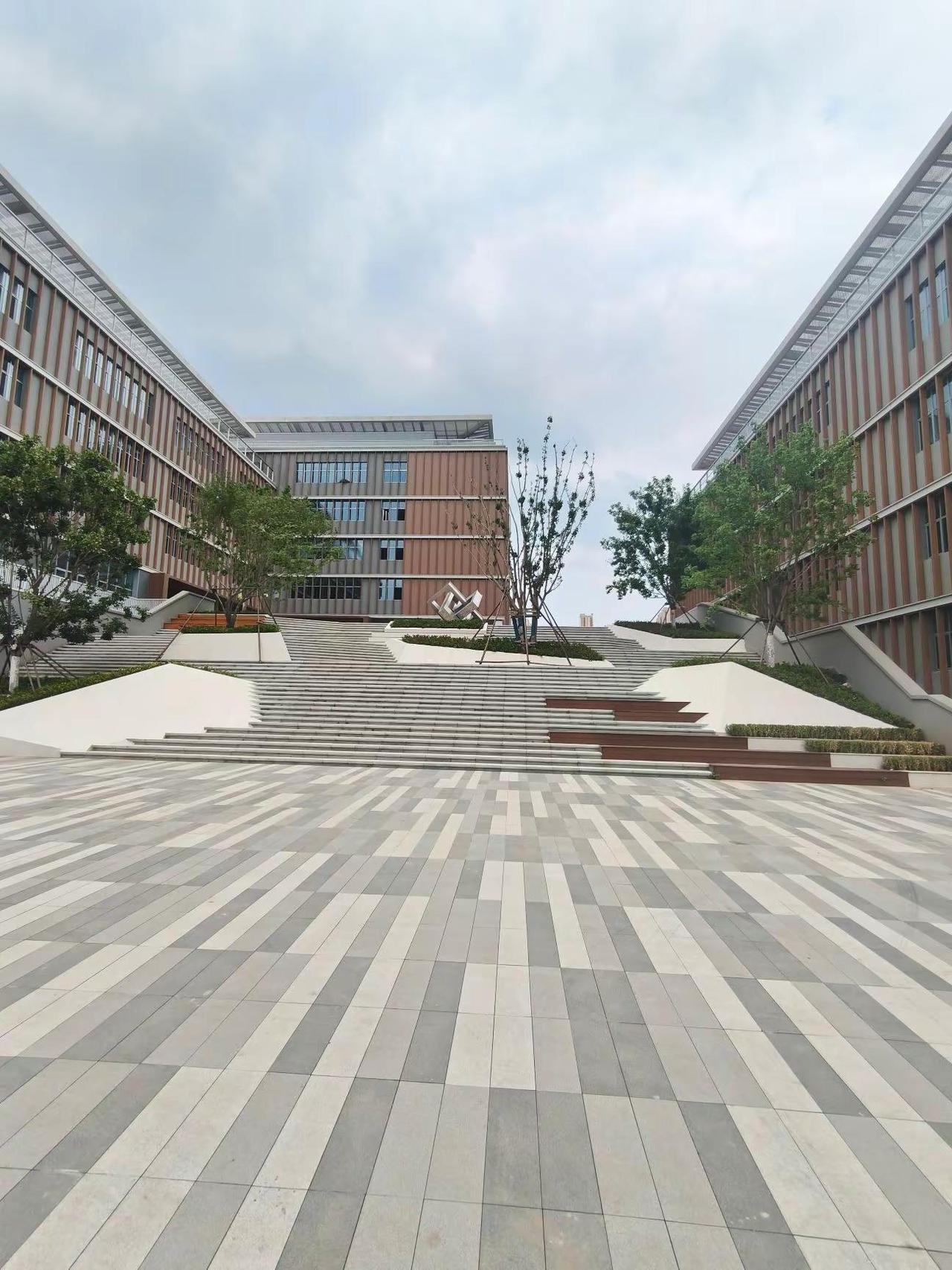 长岭山私立学校历山双语，昨天去看各个楼都已经标注好了，教学楼，宿舍楼，操场也已经