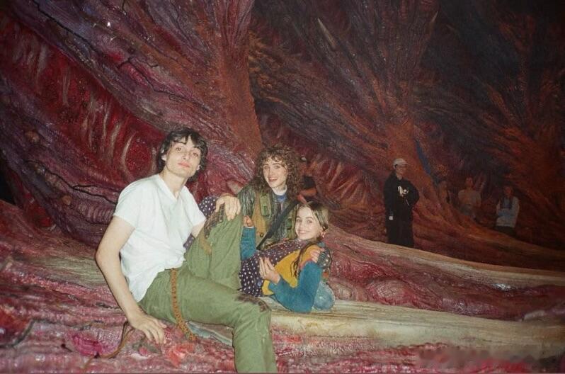 我就这么四处挖掘《怪奇物语》最终季的花絮照，聊以慰藉我的戒断反应 🥲怪奇物语第