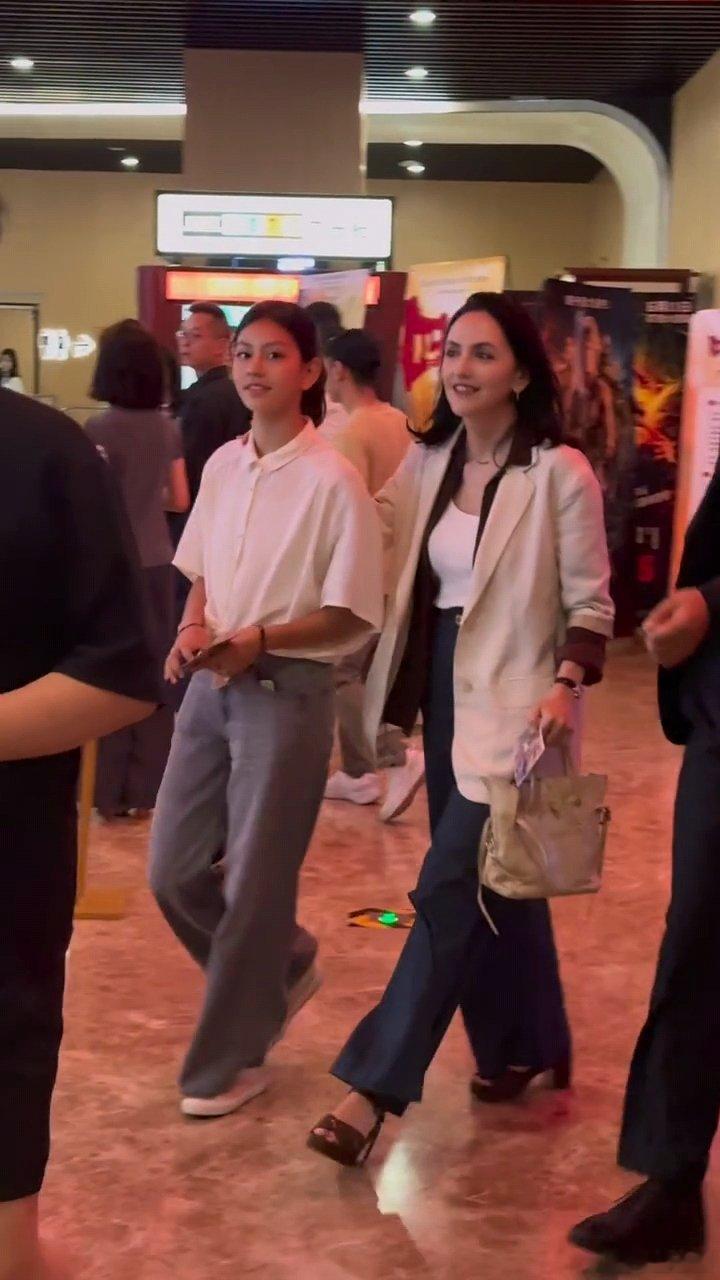 刘烨妻子女儿现身电影首映刘烨女儿越长越漂亮了 霓娜越长越漂亮了！被偶遇和妈妈一起