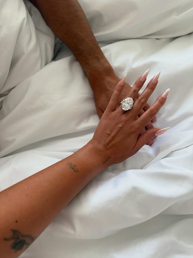 巨大钻戒[爱慕]马卡：C罗订婚戒指超一百万美元，很可能超10-15克拉今日，乔治