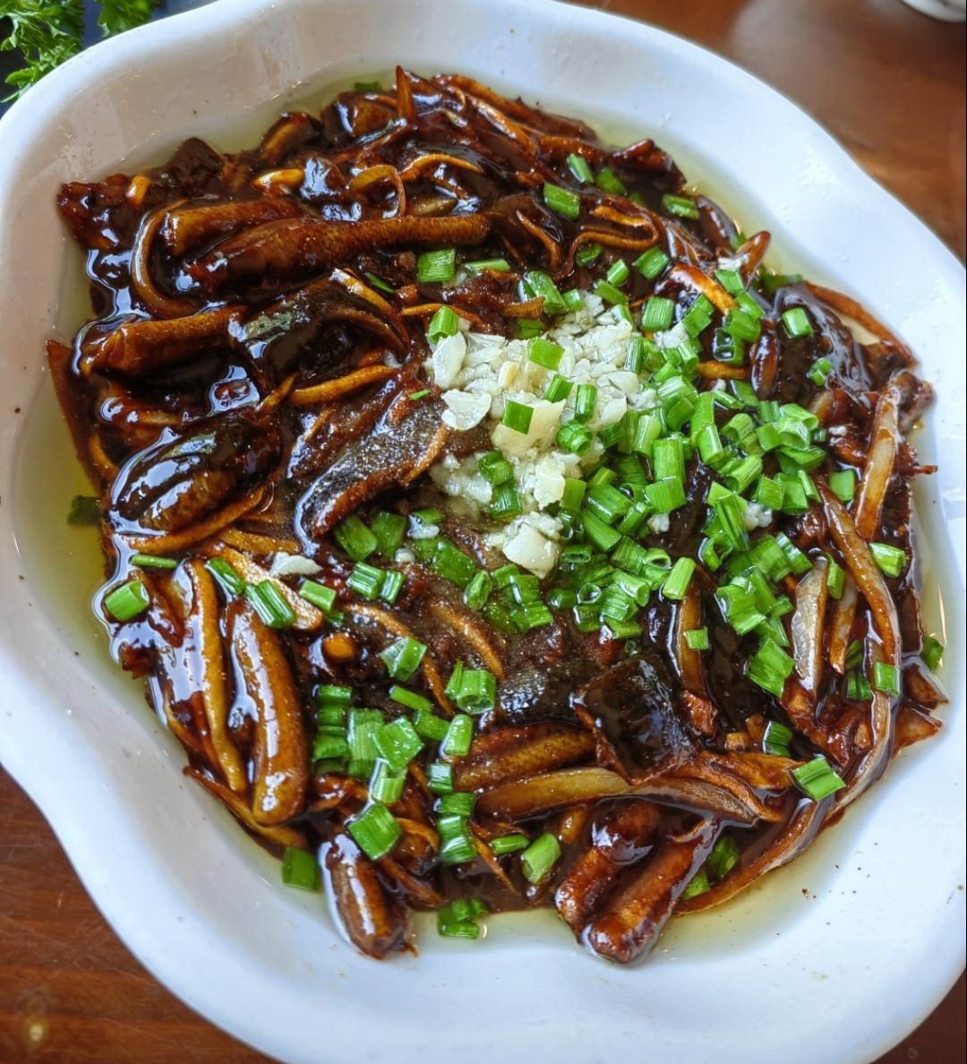 夏日生活打卡季 上海人夏天吃黄鳝那可是传统。就说今晚这盘炒鳝丝，做法其实不难，但