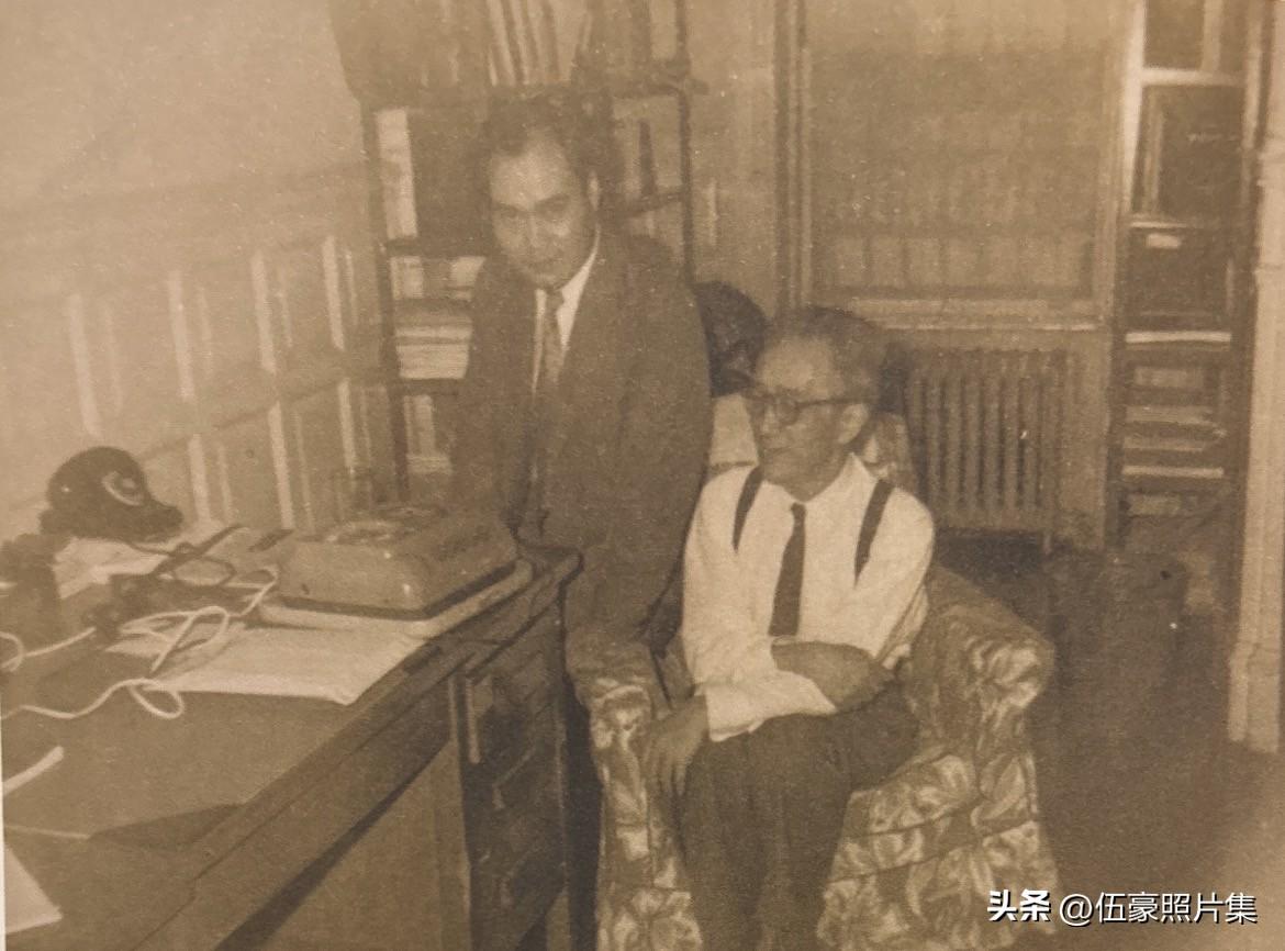 1958年，胡适在哥大东亚研究所与何炳棣合影。胡适在哥大进行口述历史访问录音时，