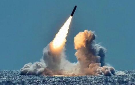 美国反华派认为，中国现政府跟清政府差不多，专制腐败，中国的所谓辉煌都是吹出来，中