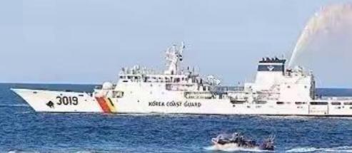5月9日清晨，黄海海面刮着冷风。两艘中国渔船正行驶在夜色渐退的海面上，船上的渔民