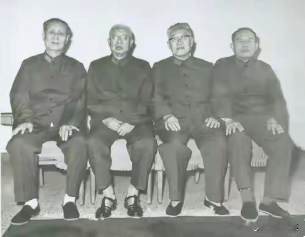 1981年，从左至右依次是原红27军政治部主任李志民、政委王平、军长贺晋年、参谋