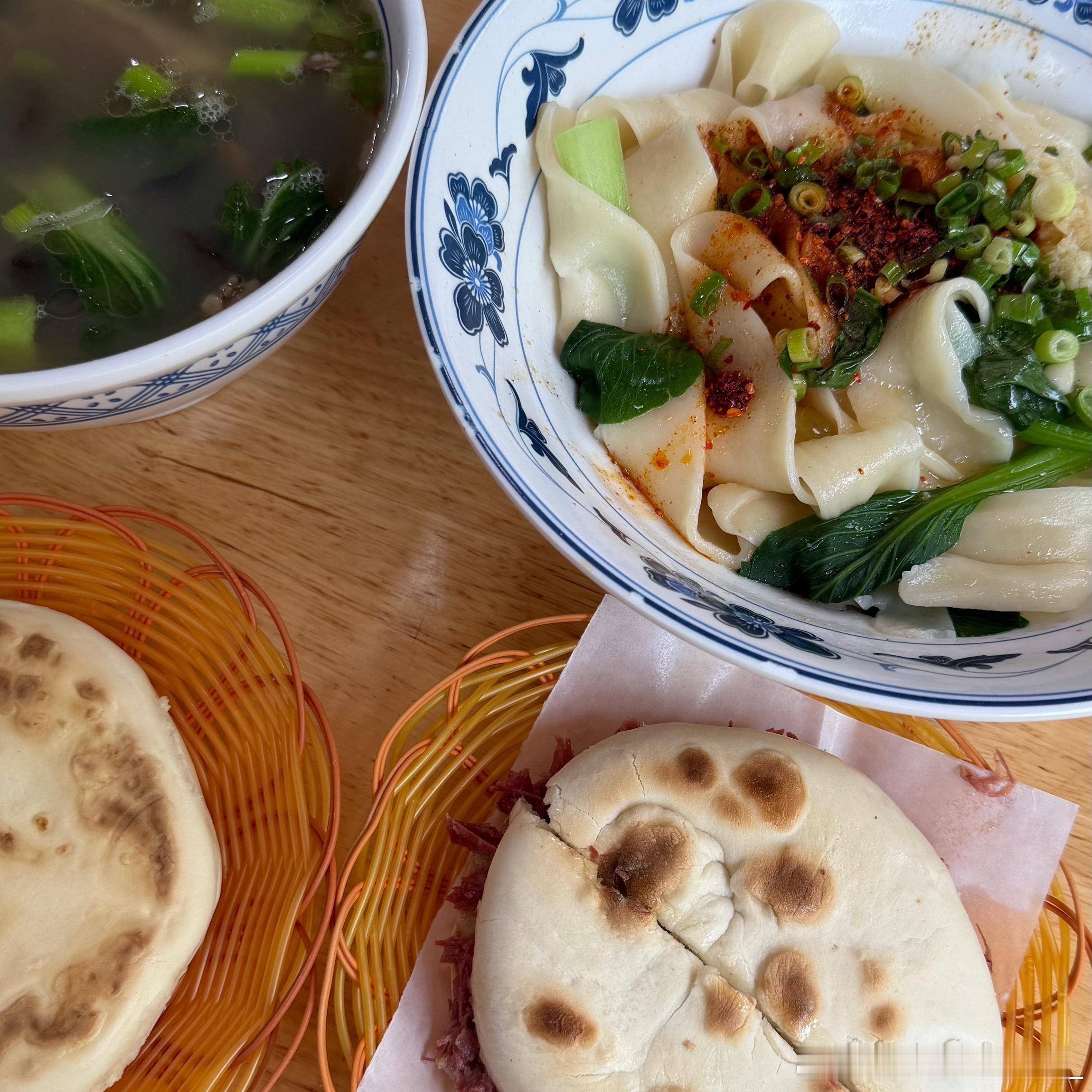 我都从西安回来一周了 还在回味𰻞𰻞面跟牛肉小炒  年底我还要再去一次 我是碳